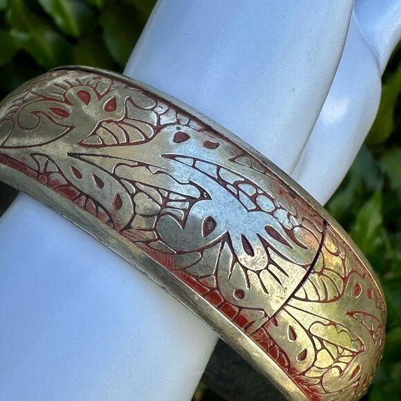 Red and silver tone etched bangle bracelet - Picture 2 of 9
